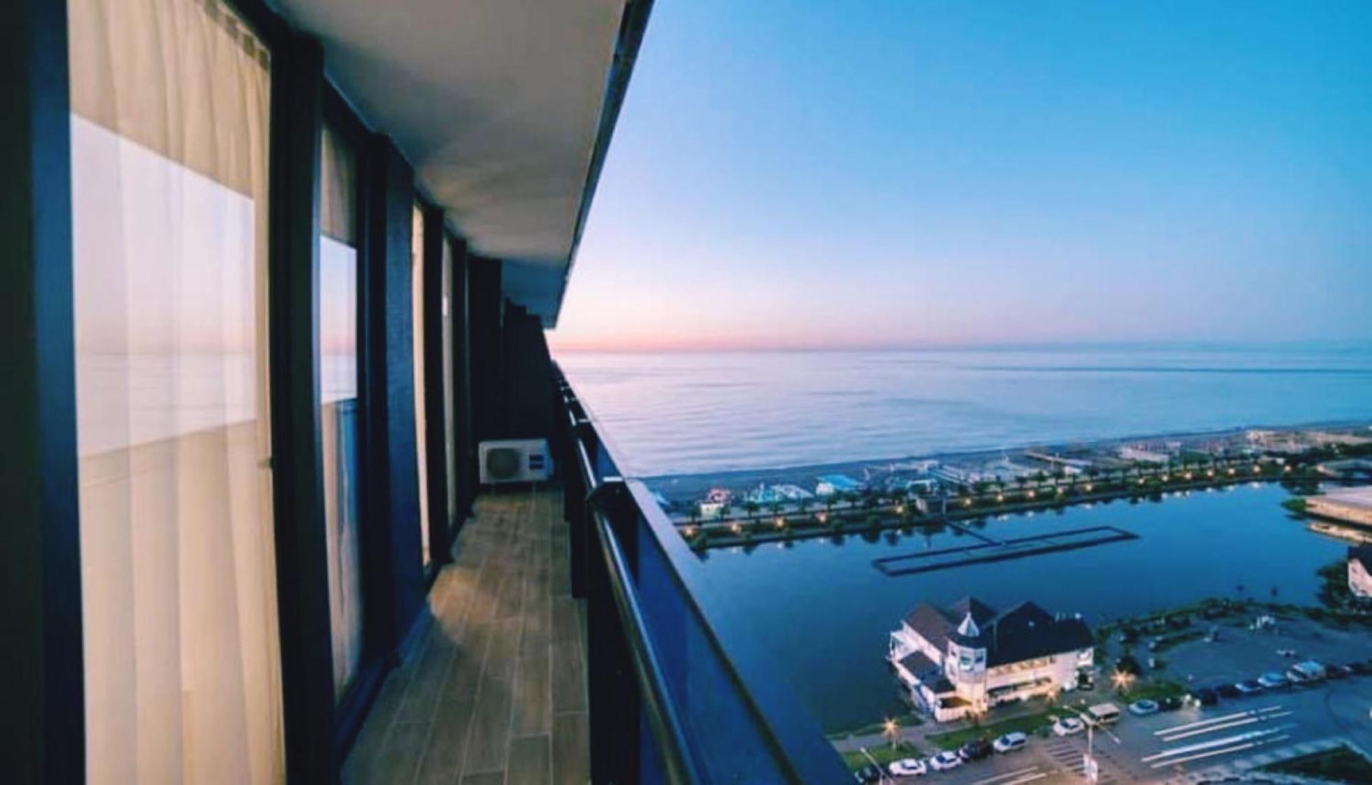 Delux Sea View Aparthotel In Orbi City Батуми Екстериор снимка
