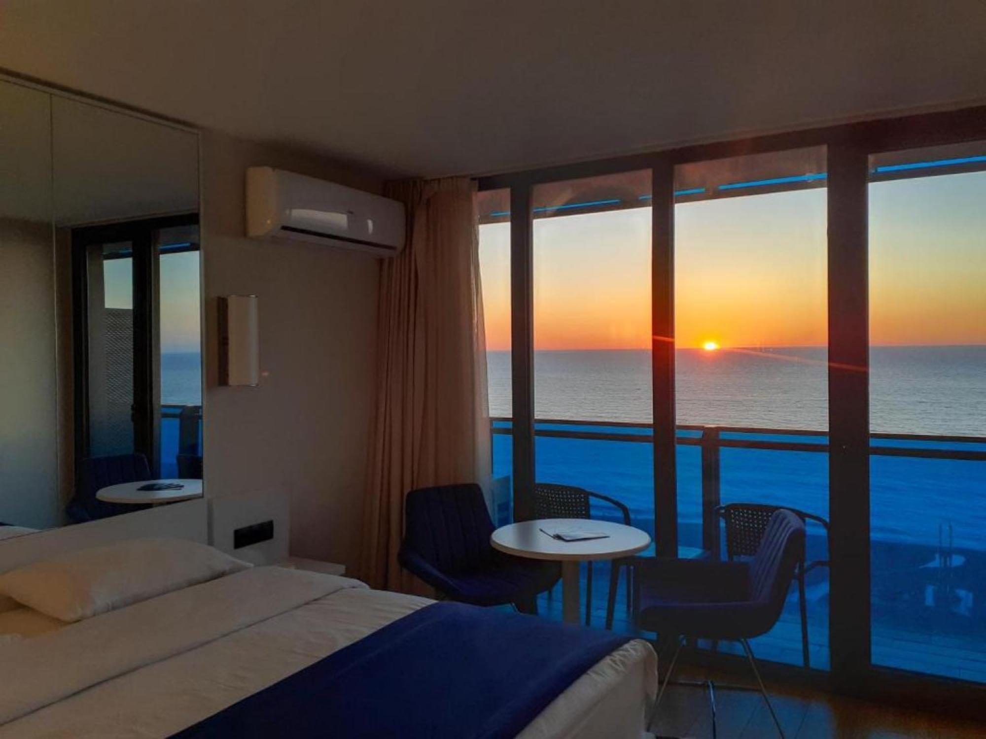 Delux Sea View Aparthotel In Orbi City Батуми Екстериор снимка